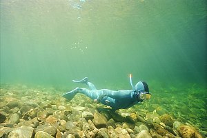 f027517: freediver swims a clear river