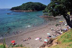 f015803: view of the beach during a busy weekend