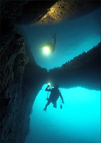 f024006: A diver is mirrored in an air bubble